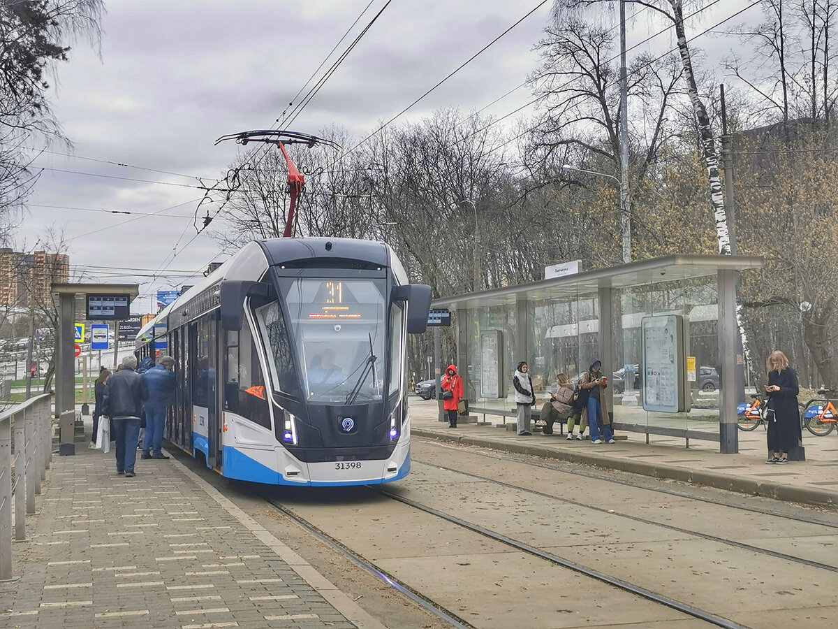 Началось всё с трамваев на Авиационной улице. Трамвай 31398 71-931М "Витязь-М" на маршруте № 31 следует к проспекту Маршала Жукова. Остановка "Пехотная улица".