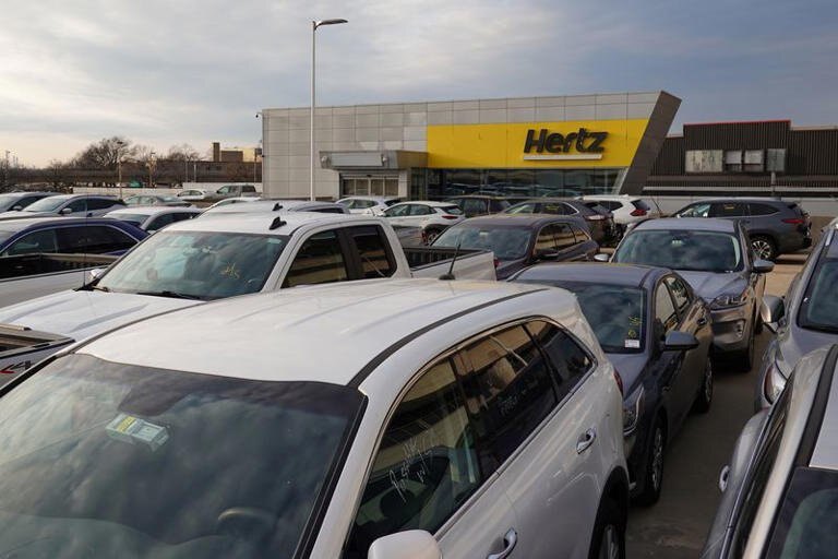 Центр проката автомобилей Hertz в международном аэропорту Джона Ф. Кеннеди в Куинсе, Нью-Йорк, США