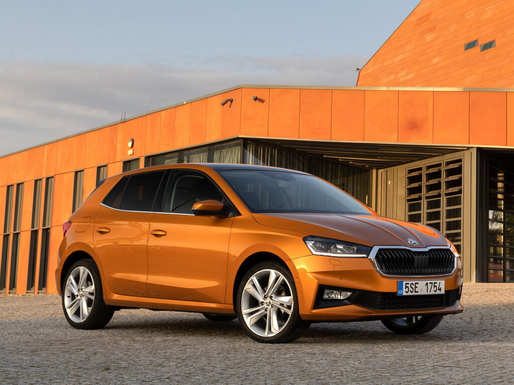 Skoda Fabia — это один из самых компактных и бюджетных автомобилей чешской компании. Однако в России он перестал продаваться задолго до того, как Skoda покинула наш рынок.