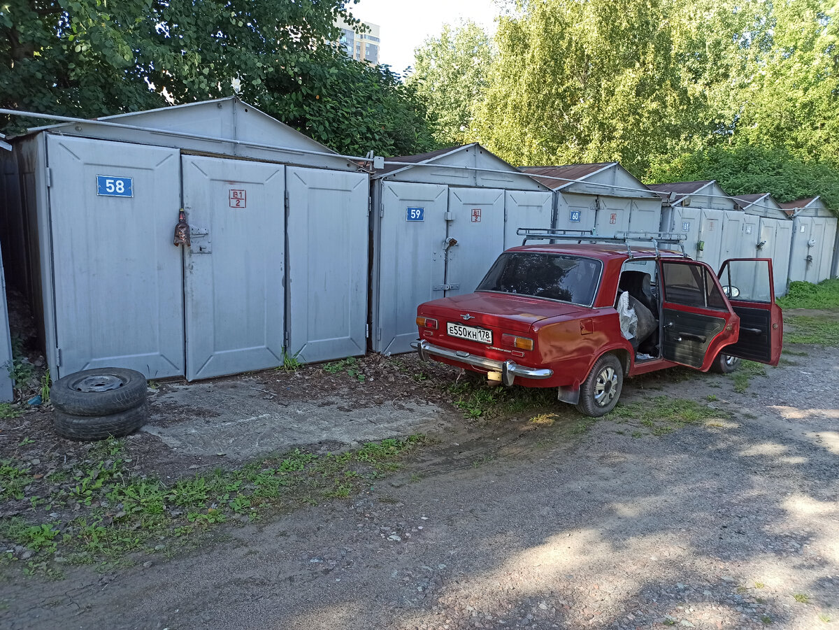 Копейка автора 1972 года, полностью на ходу и не имеет гнили и коррозии. Вот так раньше делали автомобили.