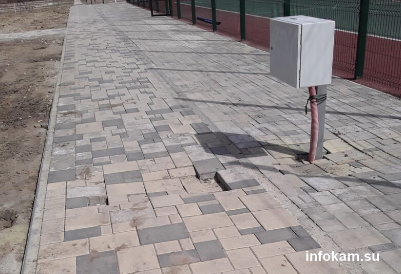    В парке Текстильщиков "поплыли" дорожки