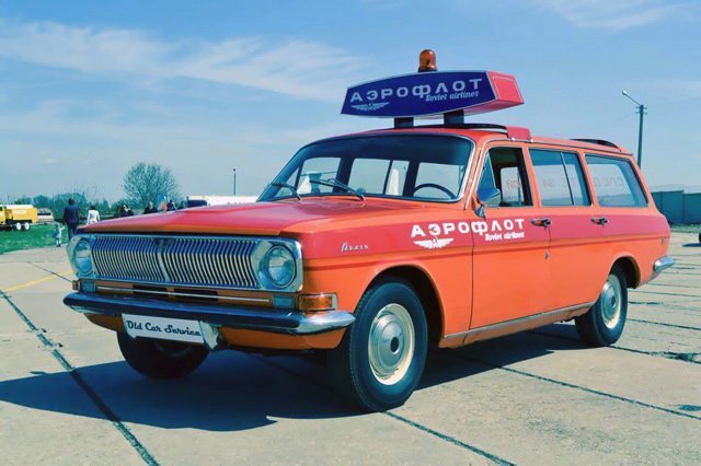    Как и полвека назад, в обязанности таких автомобилей по сей день входит сопровождение самолетов по территории аэродрома от посадки до места стоянки, высадки пассажиров или наоборот от здания аэропорта до взлетной полосы.