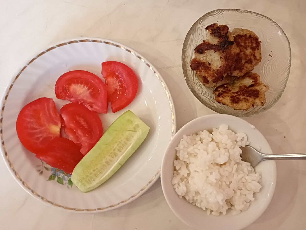Ужин с рыбными котлетами.