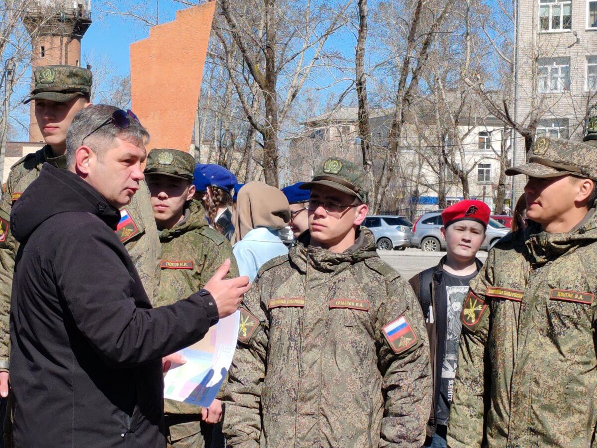 Сквер им. Маргелова привели в порядок юнармейцы и военнослужащие | Белогорск.рф  | Дзен