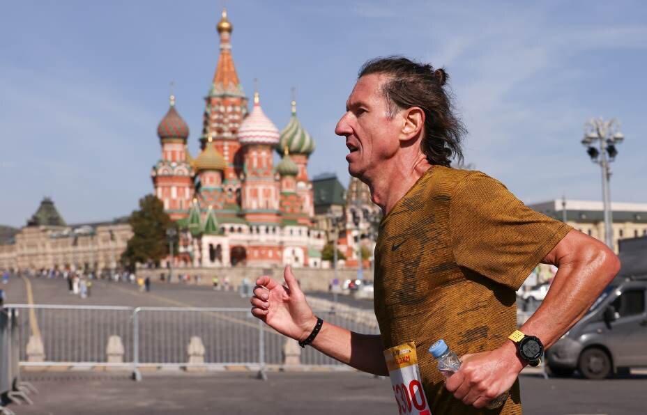    Алексей Смертин принимает участие в московском марафоне. Фото: ТАСС