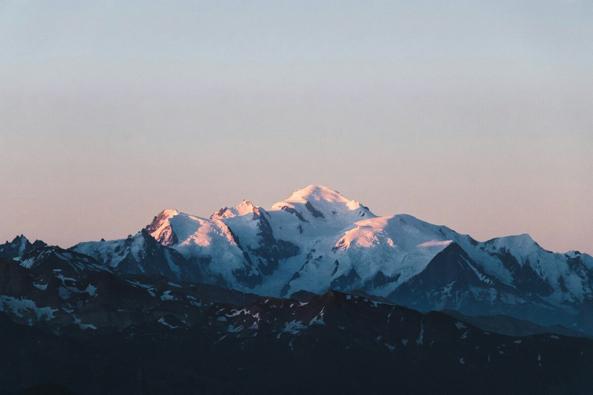 Пик Монблана в ясную погоду можно увидеть из городов Аоста и Червиния. Фото:Andrea Caramello / Unsplash