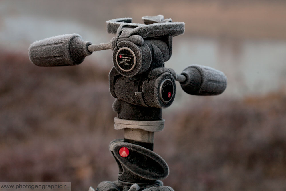 Раньше всех приходилось вставать мне, ждала утренняя фотосессия. Обычно меня встречал покрытый инеем штатив, к которому прилипали руки. Но когда поставили большую палатку с печкой, стало легче, можно было штатив заносить на ночь внутрь.