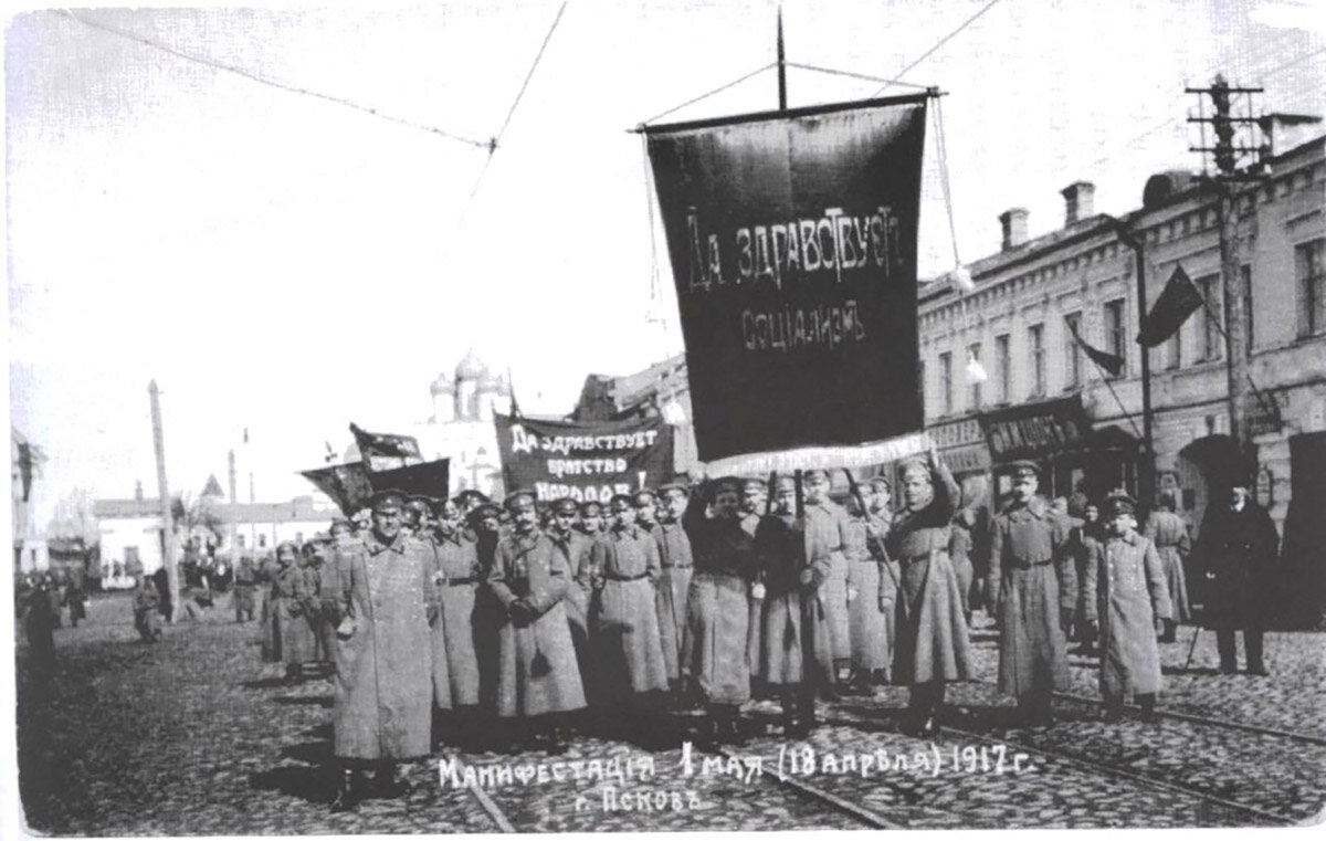    Демонстрация 1 мая 1917 года в ПсковеWikipedia