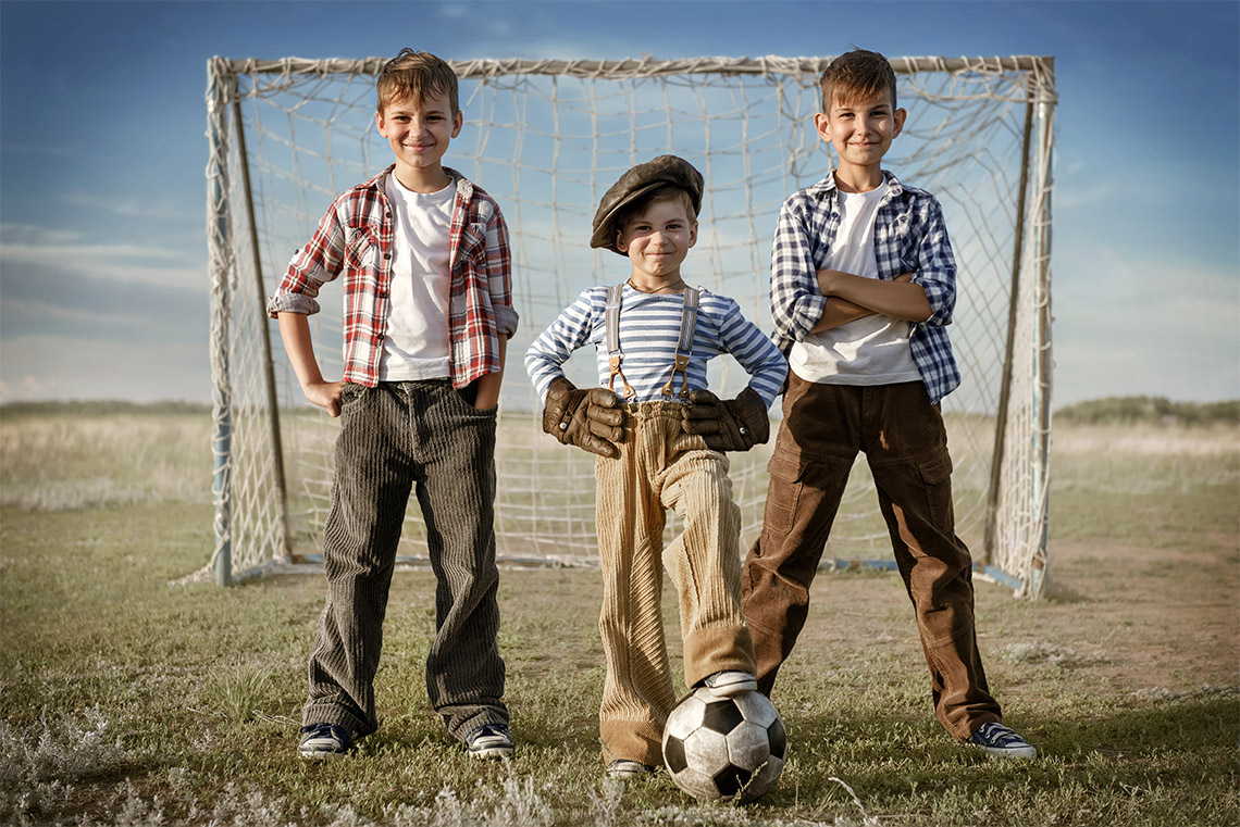 В моём дворе на воротах стоял не самый низкий...
