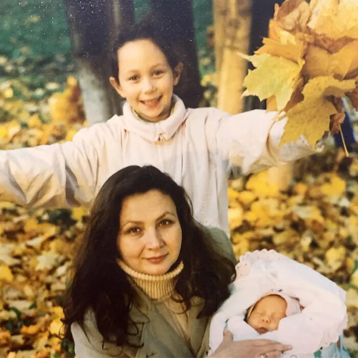  Маленькая Лиза с мамой и младшей сестрёнкой. / Фото: 24smi.org