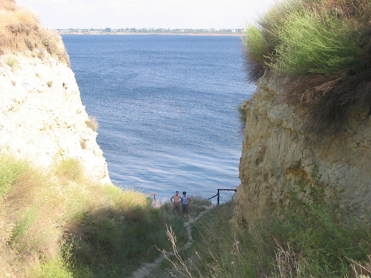 Спуск к воде в районе водокачки.