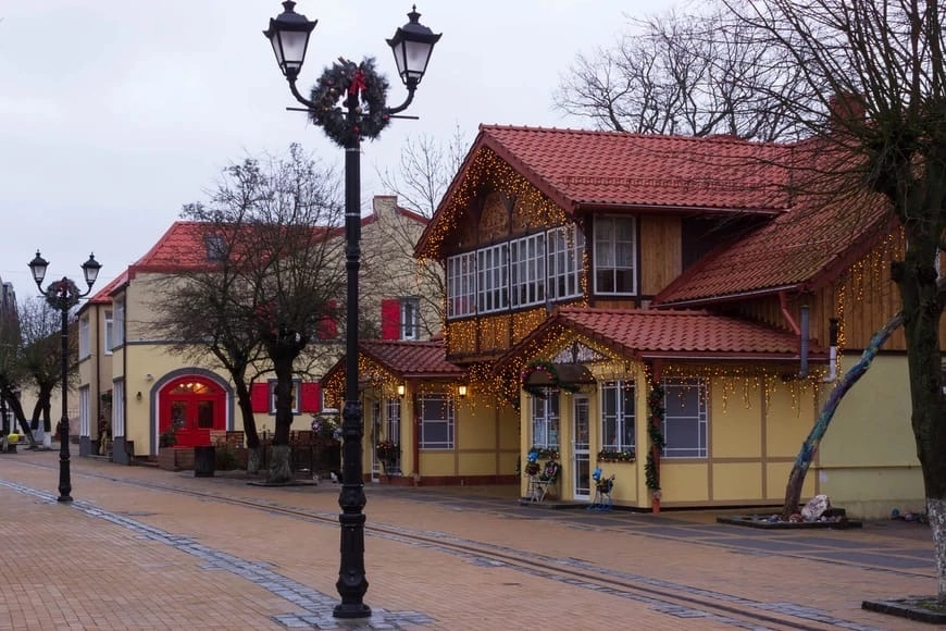 На Курортном проспекте Зеленоградска (в 30 км от Калининграда) сохранились немецкие виллы, которые построены в стиле североного модерна с элементами неоготики. Город-курорт расположен на побережье Балтийского моря, и все его достопримечательности находятся в пешей доступности. Источник фото: unsplash.com 