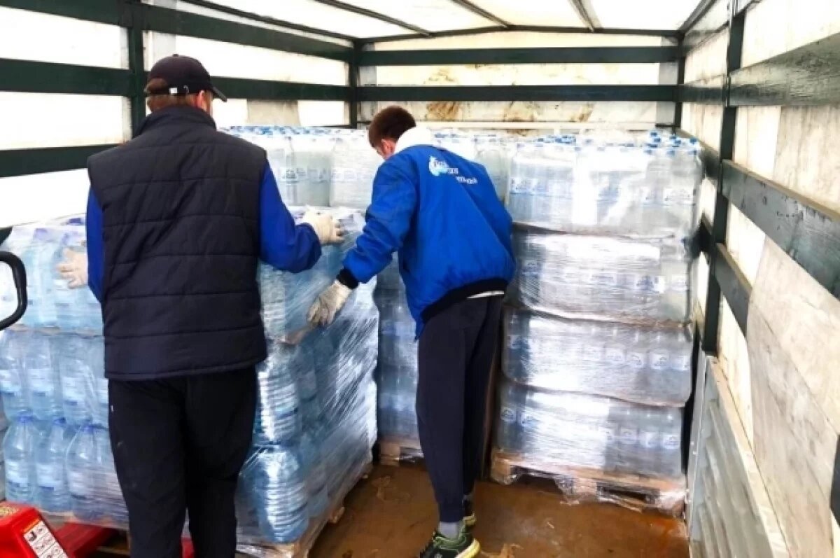   В Оренбург отправились бутилированная вода и продовольствие