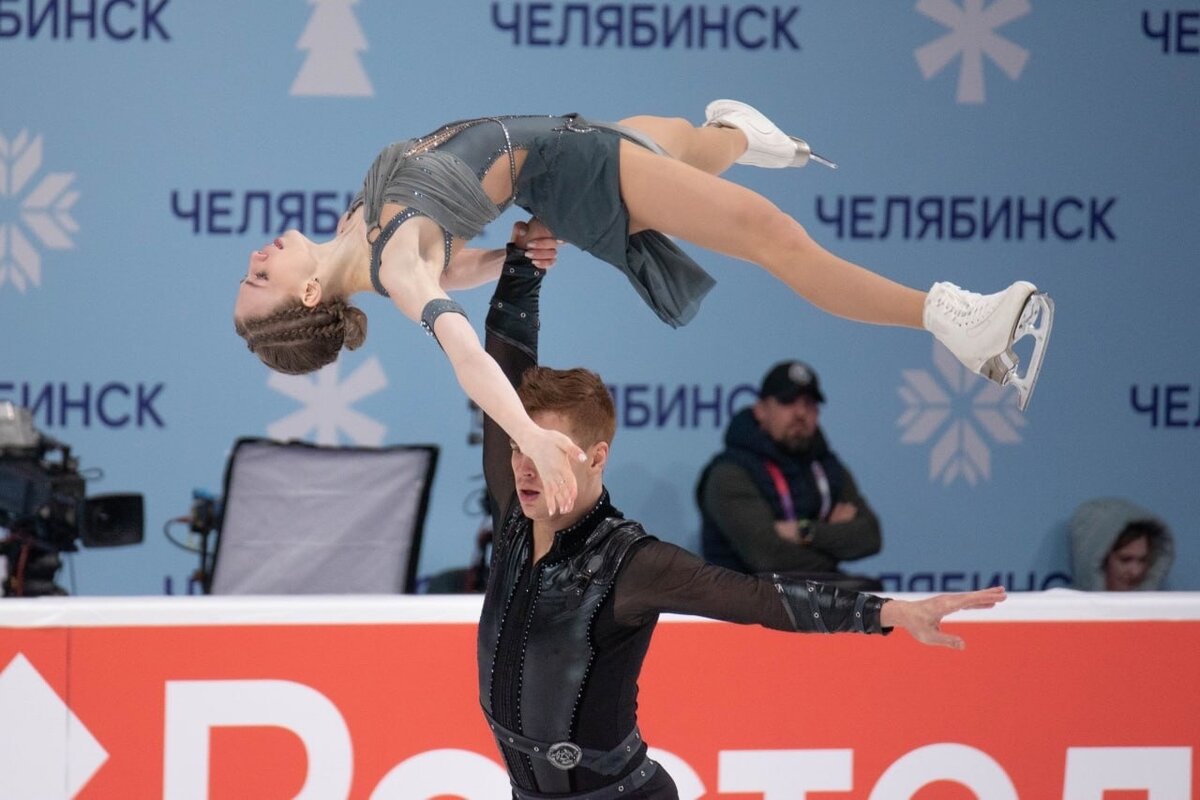  Всем привет! Сегодняшний ТОП очень необычный, потому что в нем мы неожиданно "смешаем" виды и сравним качество исполнения поддержек у танцев и пар.-2