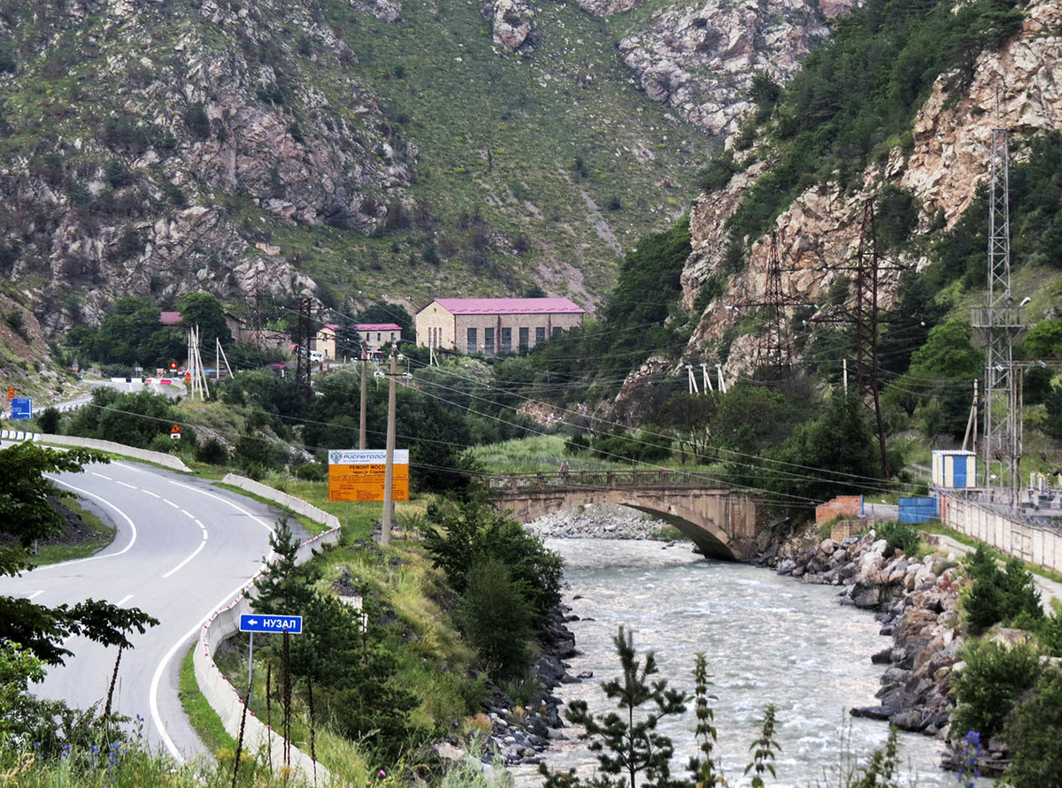 На кадре ниже - развилка Транскавказской магистрали. Направо - Мизур, вытянутый на 4 километра полосой в пару домов, и за ним - дорога на плоскость.