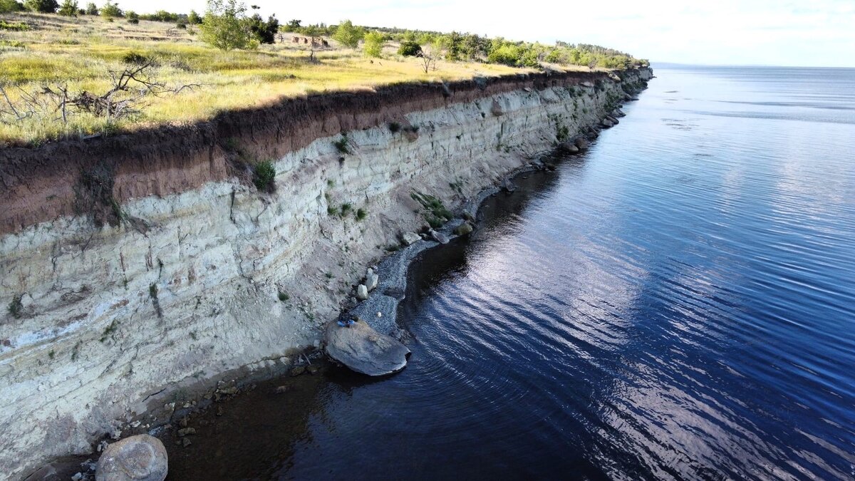 Даже при высоком уровне воды в водохранилище, в локации много интересных точек.