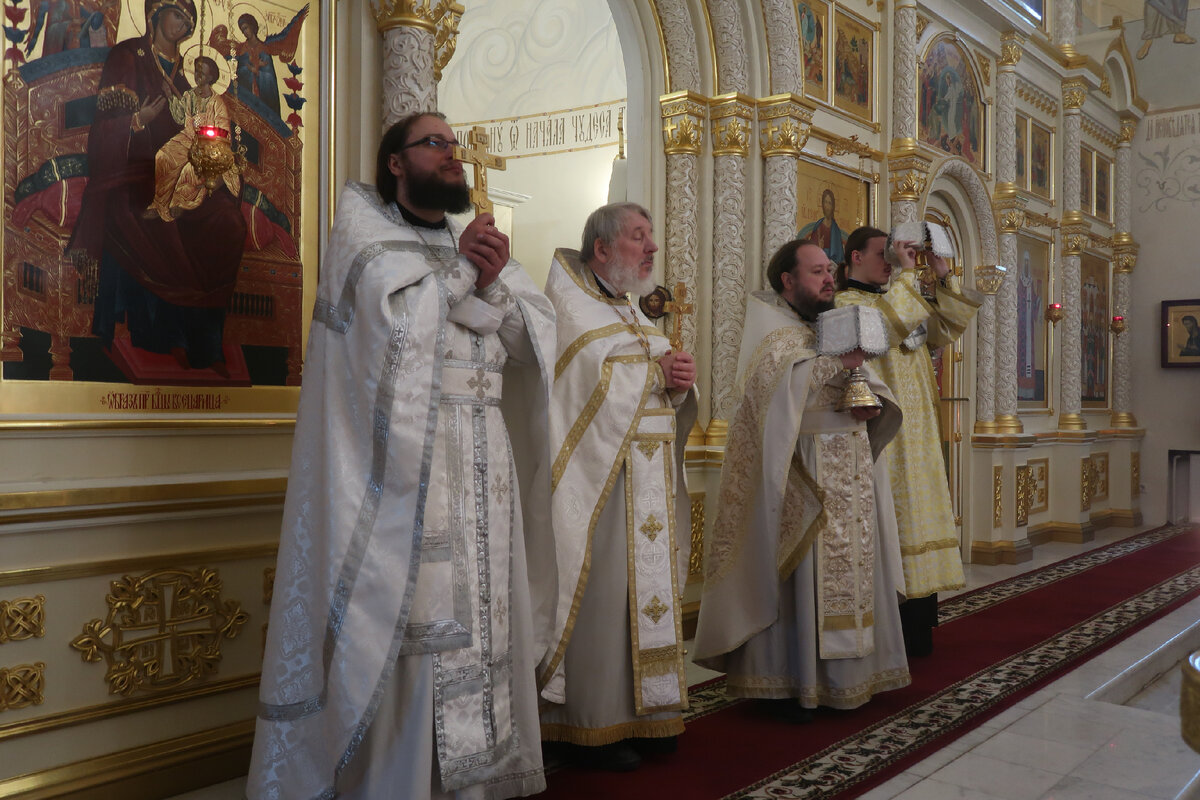 отец Анатолий ПРАВДОЛЮБОВ, отец Александр КОПЯТКЕВИЧ, наш дорогой настоятель Александр НАРУШЕВ, диакон отец НИКОЛАЙ. Праздничная Литургия