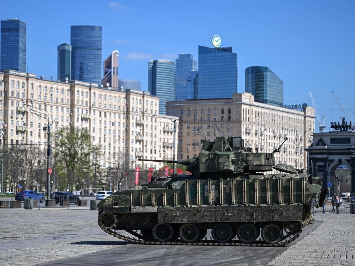    БМП М2 Bradley, захваченная российскими военнослужащими в ходе спецоперации, на Поклонной горе в Москве© РИА Новости . Павел Бедняков