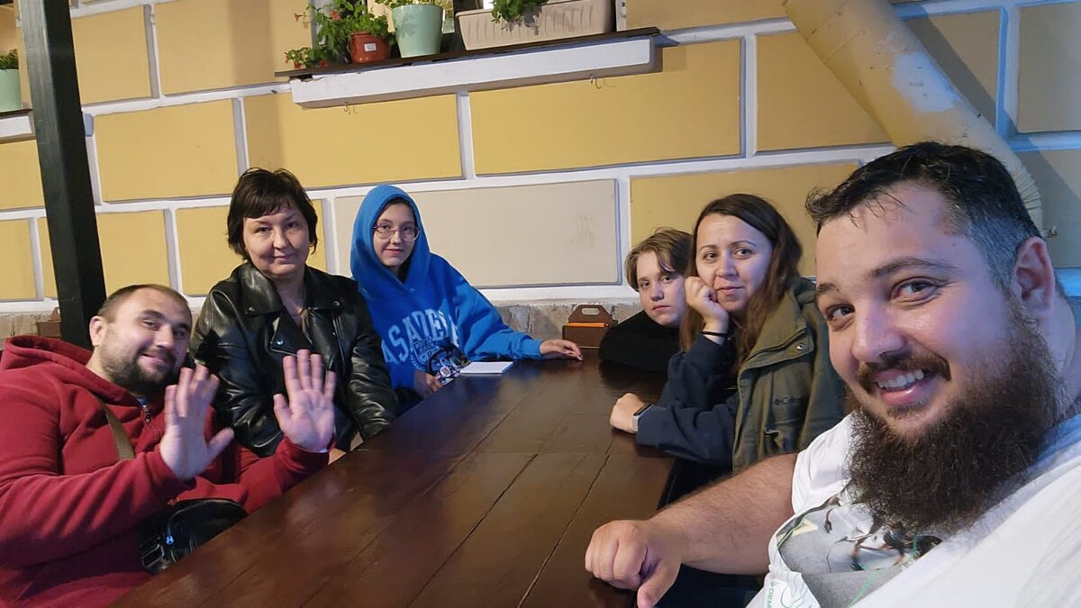 Друг мужа с семьёй,  гуляем)