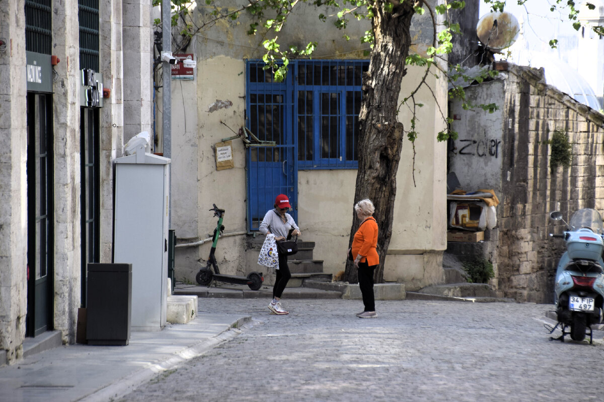Гуляя по городу можно и нужно подглядывать за его обычной жизнью
