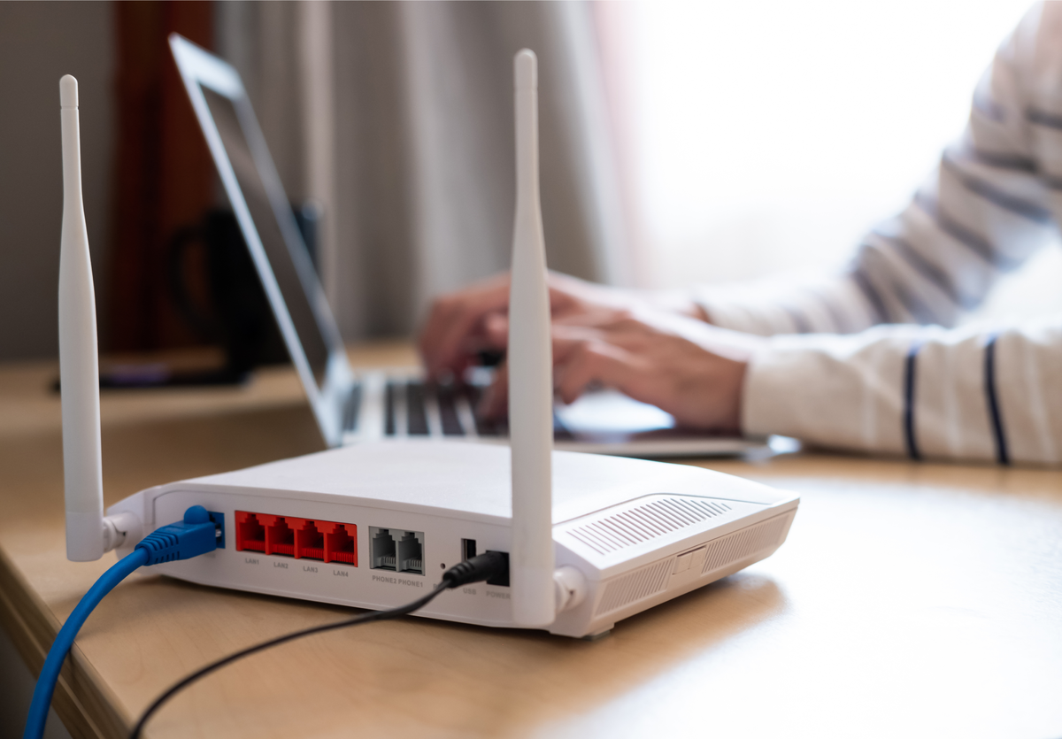 Собираетесь работать в разных частях дачи — приобретите роутер с большим покрытием или добавьте усилитель. 