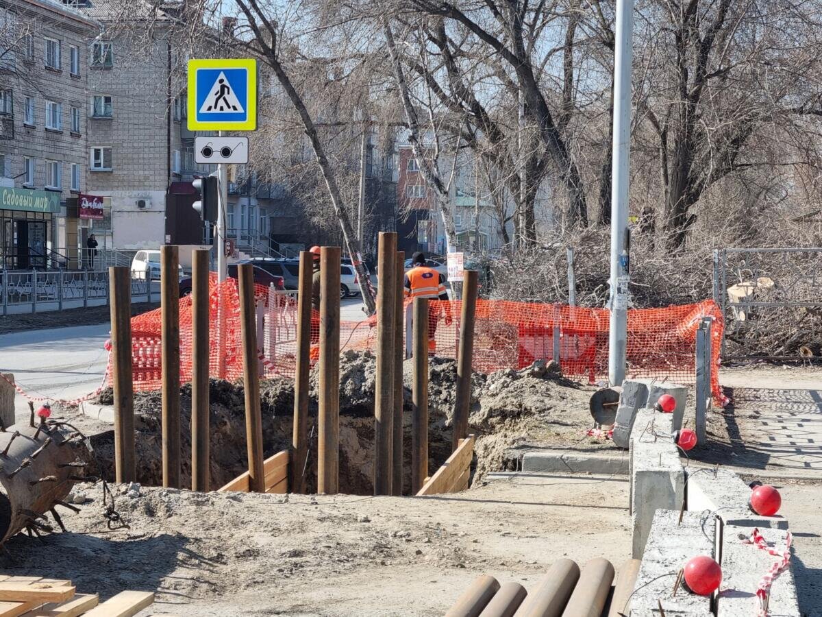 Начали укладывать новую трубу в аварийном коллекторе в центре Бердска |  Бердск-Онлайн СМИ | Дзен