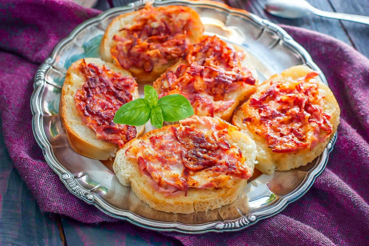 Бутерброды с сыром, сосисками и яйцами