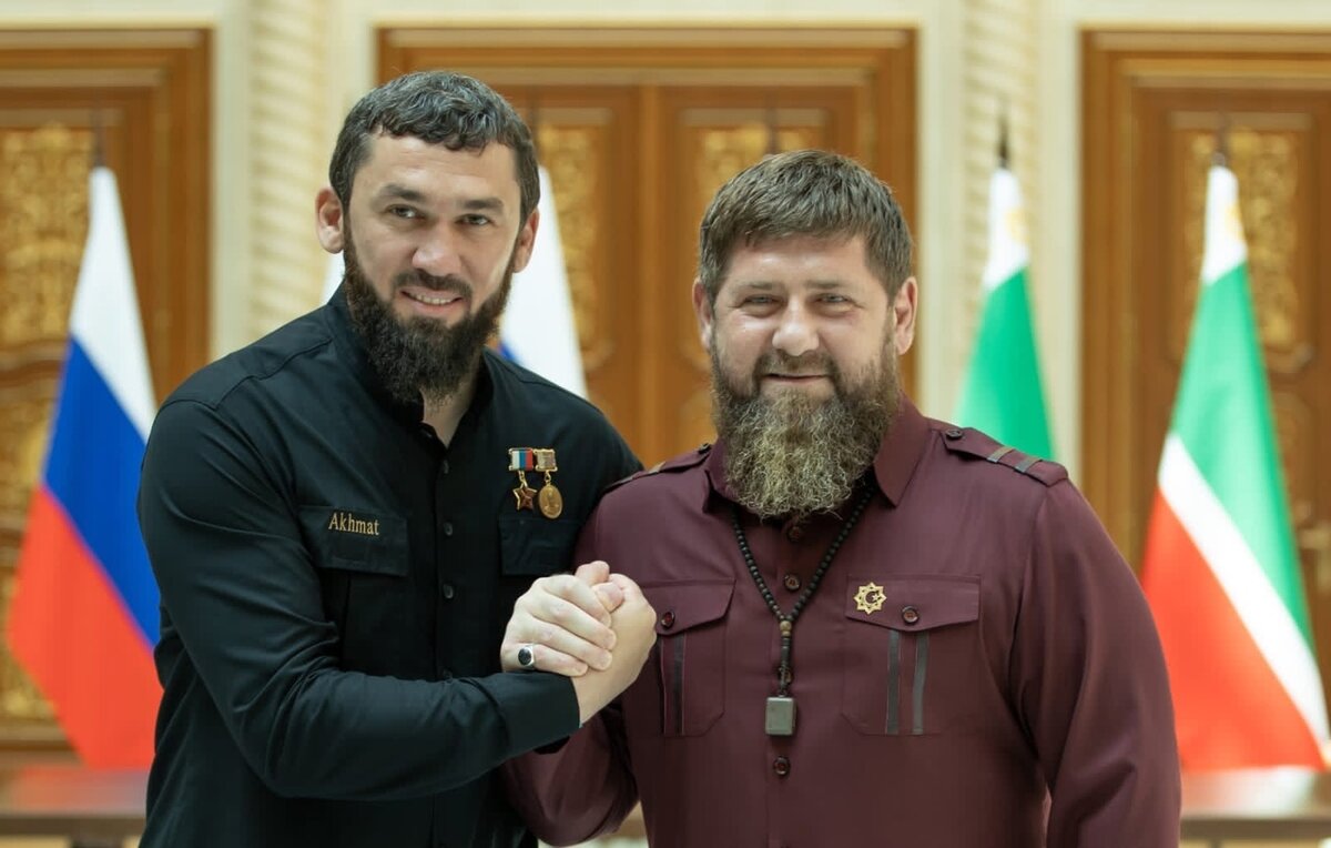 В нашей стране сегодня отмечается День российского парламентаризма.  
Современная история чеченского парламентаризма началась с проведения 23 марта 2003 года всенародного референдума по принятию Конституции Чеченской Республики.

Благодаря постоянному вниманию и поддержке Главы ЧР Рамзана Ахматовича Кадырова депутатский корпус активно продолжает свою эффективную законотворческую деятельность. 

Сегодня народные избранники вносят большой вклад в обеспечение законодательной базы, способствующей благополучию и процветанию Чеченской Республики.
Парламент ЧР во главе с Председателем Магомедом Даудовым находится в постоянном взаимодействии с населением региона и успешно решает значимые вопросы.

От имени коллектива ГТРК "Вайнах" и от себя лично поздравляю с Днём российского парламентаризма   Председателя Парламента ЧР Магомеда Даудова и всех парламентариев региона!
Дала т1аьхье беркате йойла!