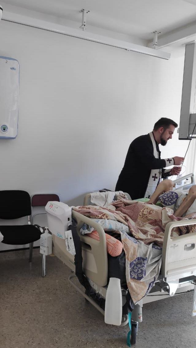 Отец Дмитрий совершает таинство крещения над воином Александром