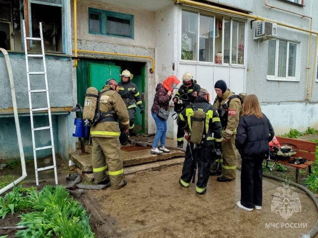    19 человек эвакуировали в Комсомольске из-за загоревшегося холодильника