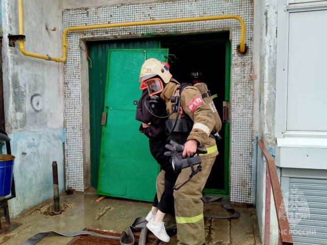    19 человек эвакуировали в Комсомольске из-за загоревшегося холодильника