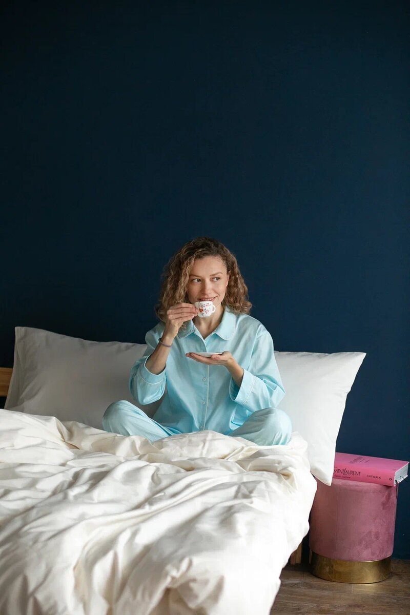 Комплект в оттенке Белая пудра (004), пижама в оттенке Июльское небо (096)