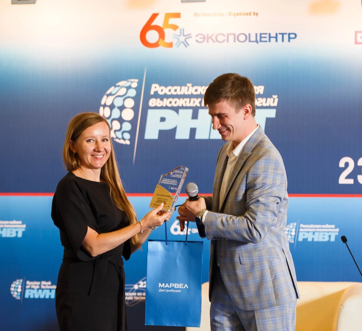 Руководитель отдела продаж Андрей Богданович получает награду в конкурсе «Импортонезависимость в телекоммуникациях»