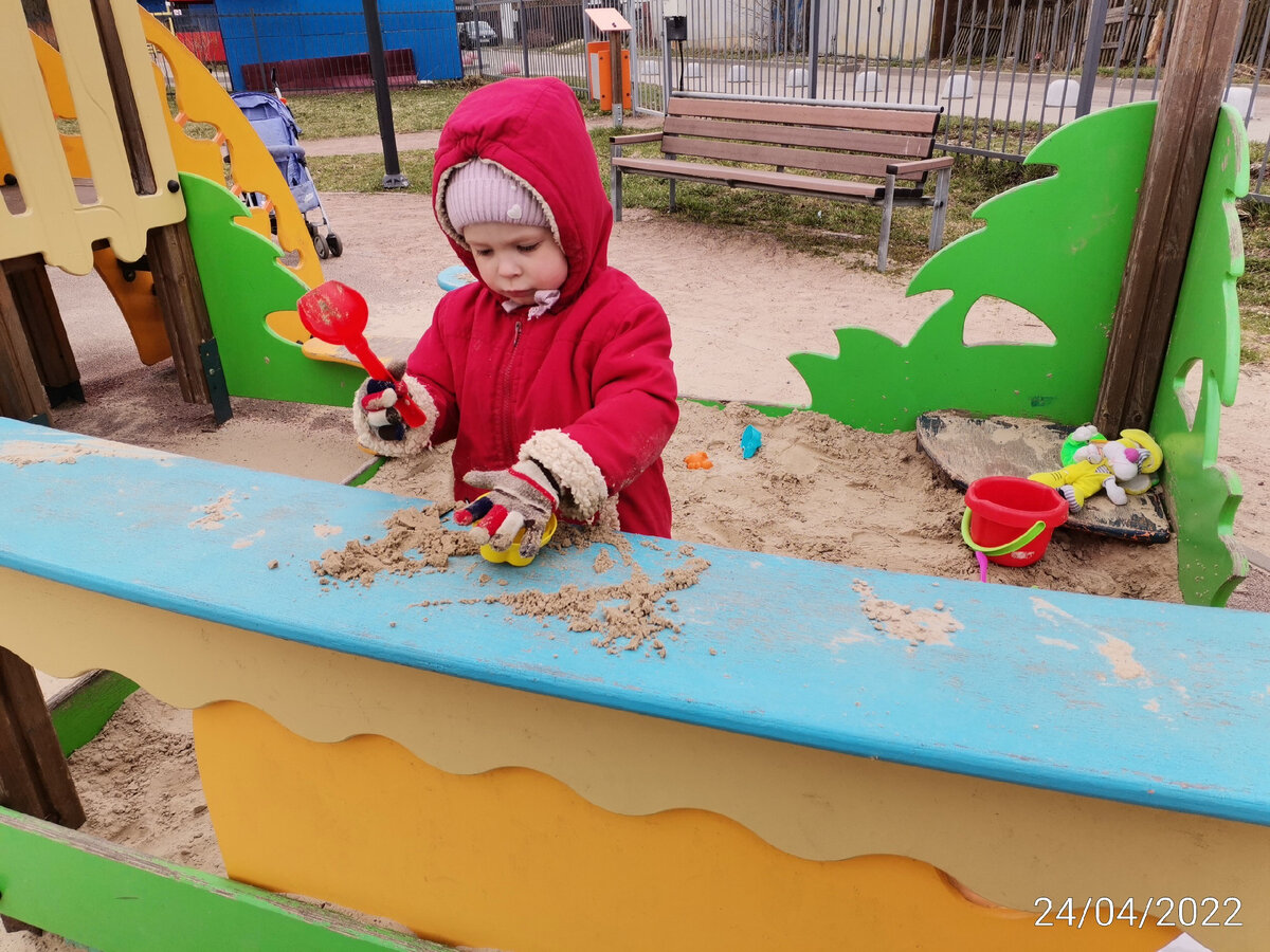 Агния в песочнице. Ей 2,8 года