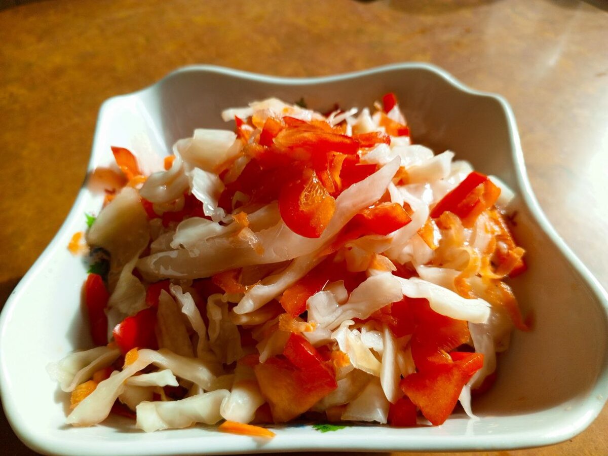 зимой особенно не хватает витаминов. я предлагаю вам простейший рецепт салата с повышенным содержанием витамина с.  всем известно что квашеная капуста просто клад витамина С.   её то мы и возьмём. заправим оливковым маслом. и добавим красок в виде сладкого болгарского перца. 