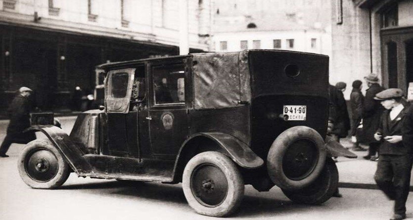 В начале 20-х годов прошлого столетия, по специальному указанию правительства в Москве начал работать первый советский таксопарк.-2