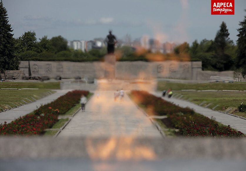 Пискарёвское мемориальное кладбище. Снимок сделан через пламя Вечного огня. Фотография Юрия Молодковца