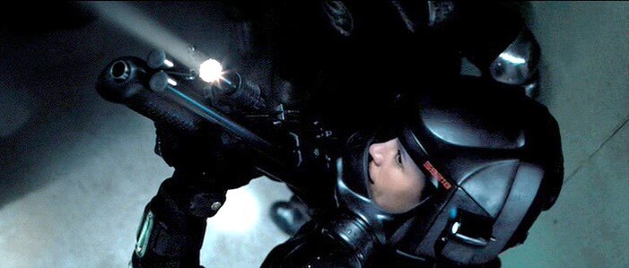 Майор Иден Синклер с ружьем. Кадр из фильма Судный день (2008). Хорошо заметны параллельные магазины, расположенные над стволом. На ружье установлен фонарь.