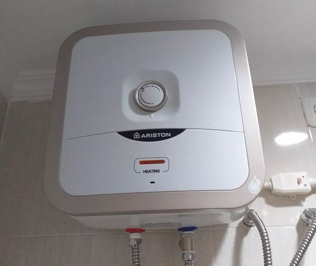 CC BY-SA 4.0 / BOO109 / Water heater (re-cropped)