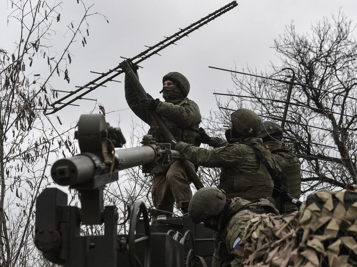    Военнослужащие подразделений радиоэлектронной борьбы© РИА Новости / Константин Михальчевский