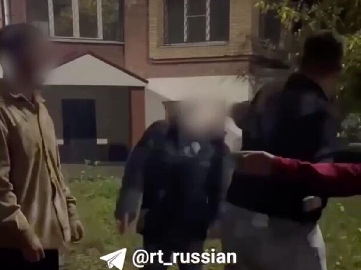     Кадр, на котором видно как блогер-самбист избивает людей© RT на русском