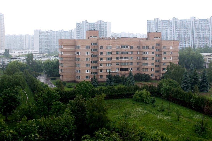 Тот самый дом на Осенней улице в Москве. Сейчас выглядит, как какое-т подсобное техническое здание, а в 80-х предполагался для проживания "элиты"