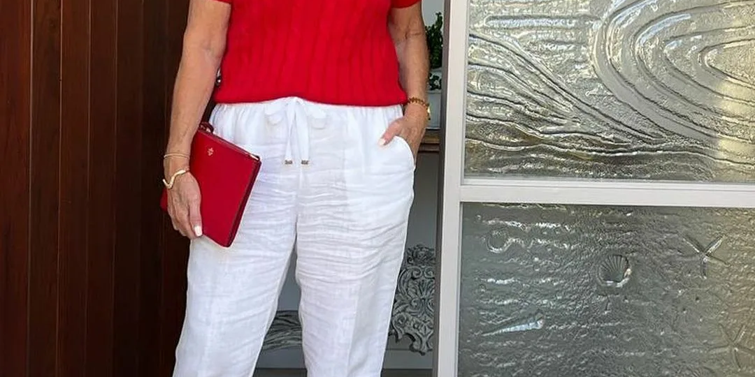 Образы с белыми брюками выглядят по-настоящему модно и очень освежают и молодят образ