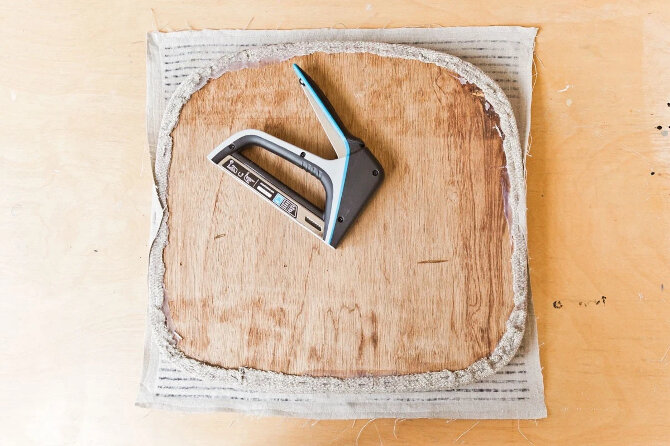 Стулья в домашнем обиходе используются наиболее часто, поэтому неудивительно, что рано или поздно сидение из ткани стирается или рвется. Однако, спешить прощаться с поврежденной мебелью не нужно.-3