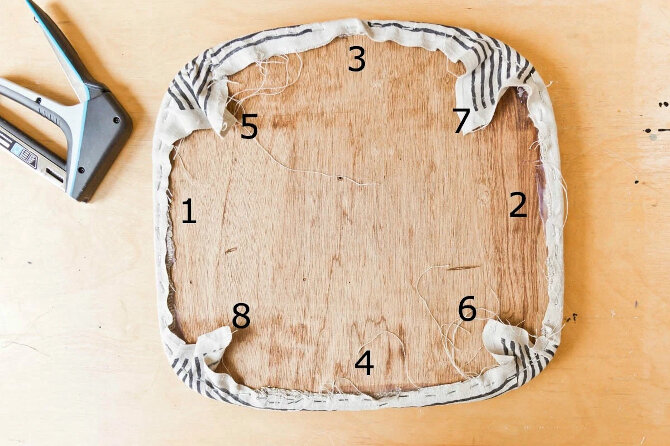 Стулья в домашнем обиходе используются наиболее часто, поэтому неудивительно, что рано или поздно сидение из ткани стирается или рвется. Однако, спешить прощаться с поврежденной мебелью не нужно.-4