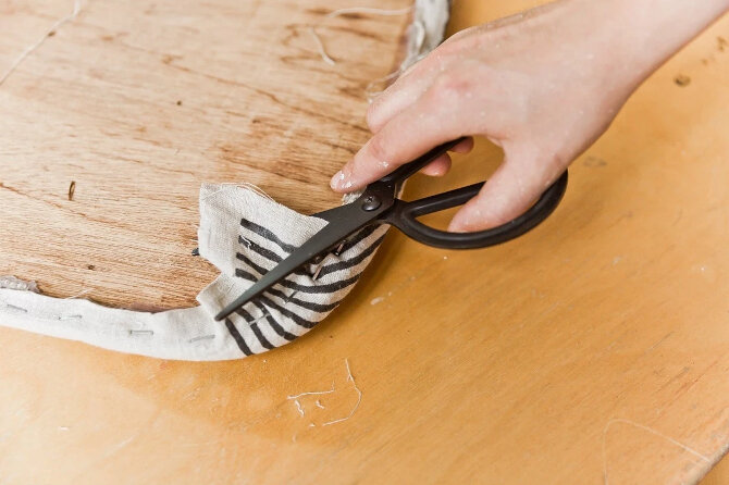 Стулья в домашнем обиходе используются наиболее часто, поэтому неудивительно, что рано или поздно сидение из ткани стирается или рвется. Однако, спешить прощаться с поврежденной мебелью не нужно.-5