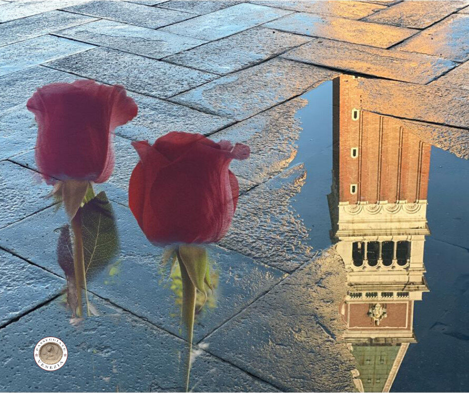 В Венеции существует красивая традиция.  25 апреля в день святого покровителя города, Сан Марко, женщинам дарят бутоны роз.  Говорят, что традиция Festa del Bòcolo связана с двумя легендами.