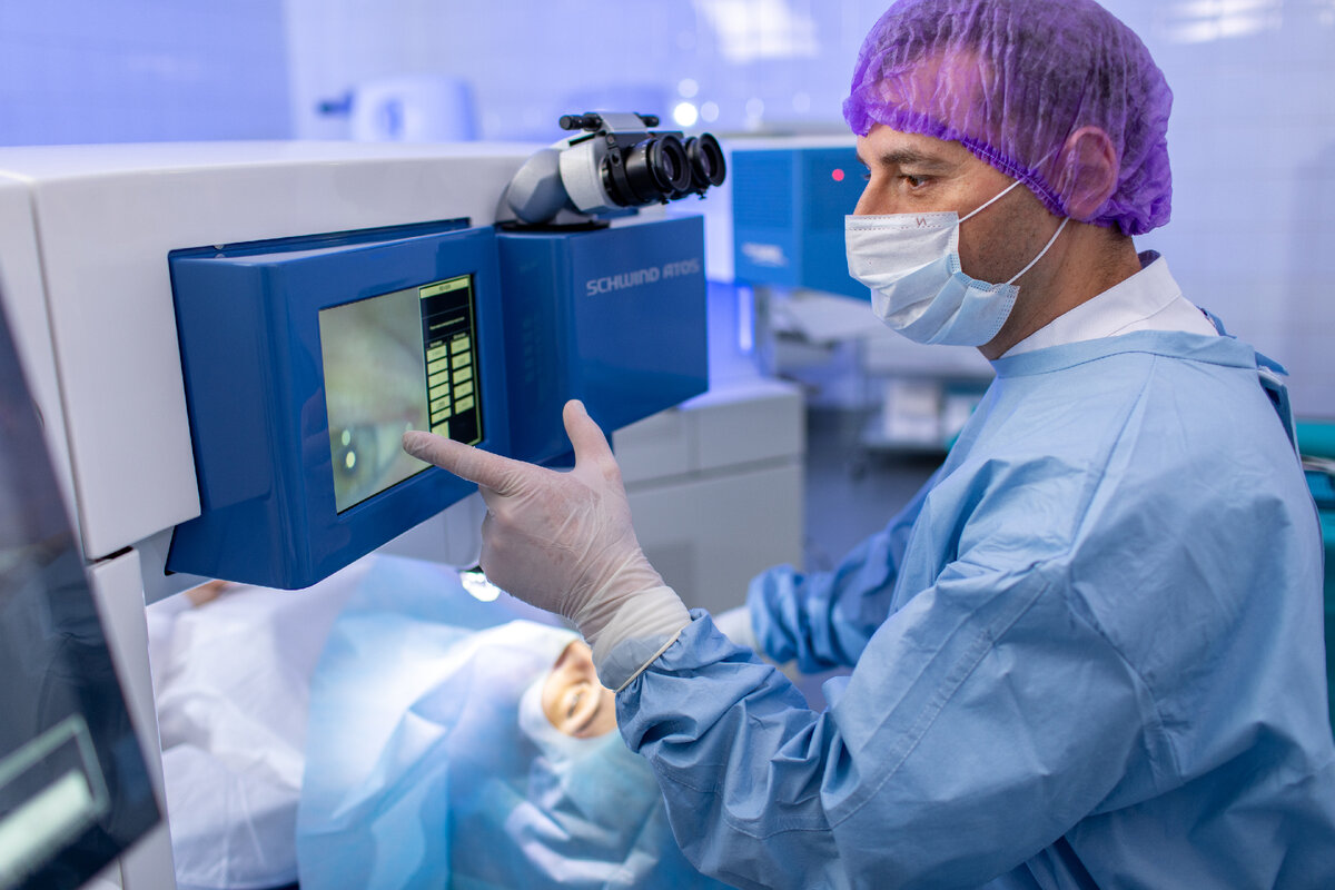 Главный врач Евгений Гурмизов за работой в операционной клиники "Эксимер" в Санкт-Петербурге