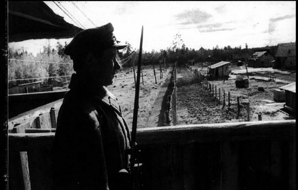 Сотрудник лагерей на вышке.