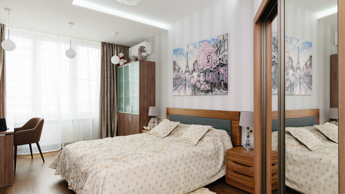 Картина для спальни молодой девушки, здесь отлично вписалась нежная романтическая картина с видом на Париж и Эйфилеву башню.